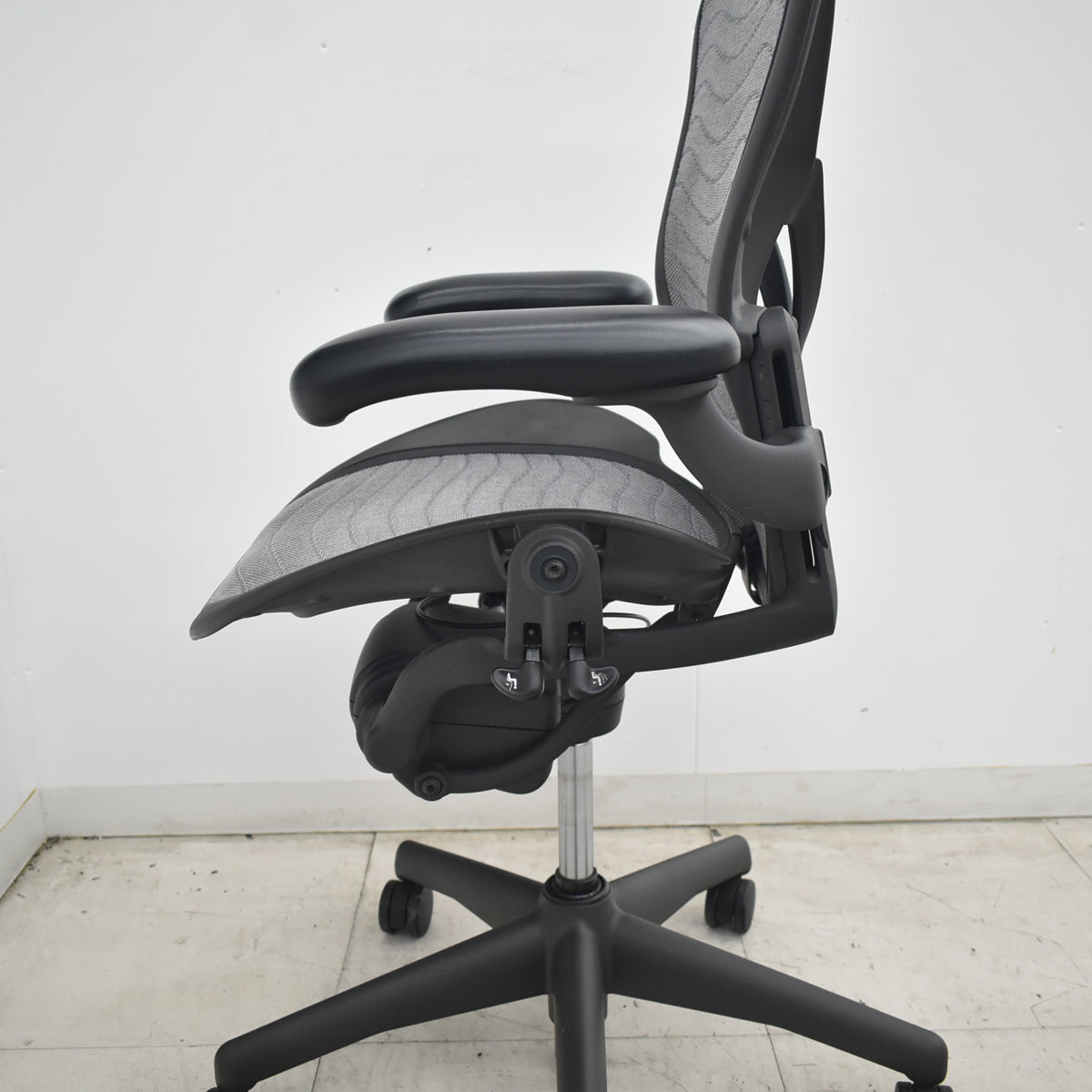 【中古】ハーマンミラー　アーロンチェア　Bサイズ　フル装備　ポスチャーフィット（パッド新品）ウェーブメッシュ　ヘッドレスト（社外品）グレー　2026080403【中古オフィス家具】