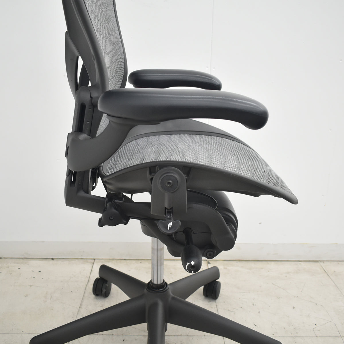 【中古】ハーマンミラー　アーロンチェア　Bサイズ　フル装備　ポスチャーフィット（パッド新品）ウェーブメッシュ　ヘッドレスト（社外品）グレー　2026080403【中古オフィス家具】