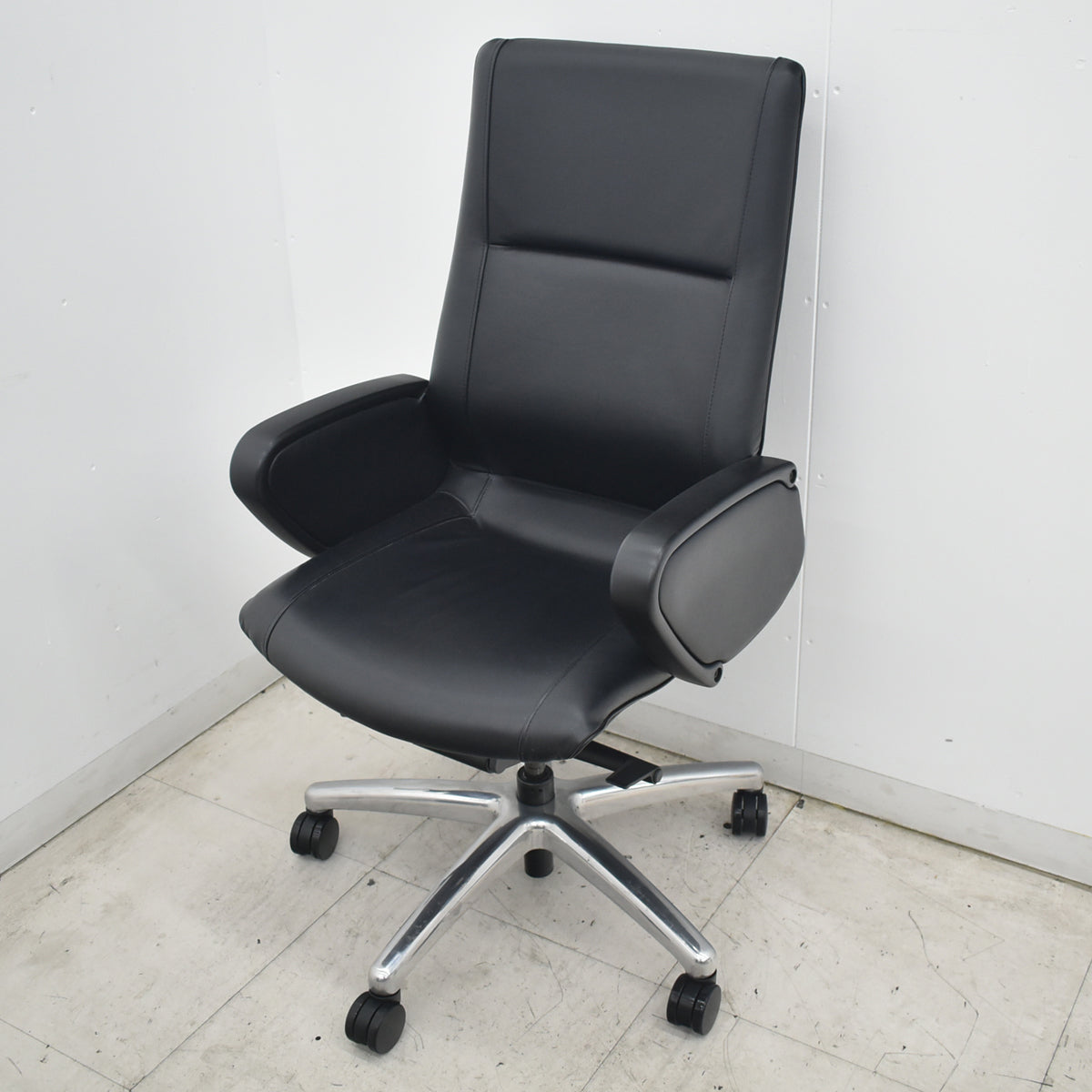 【中古】オカムラ　CEシリーズ　エグゼクティブチェア　ハイバック　パネル肘　ブラック　革張り　2026080404【中古オフィス家具】