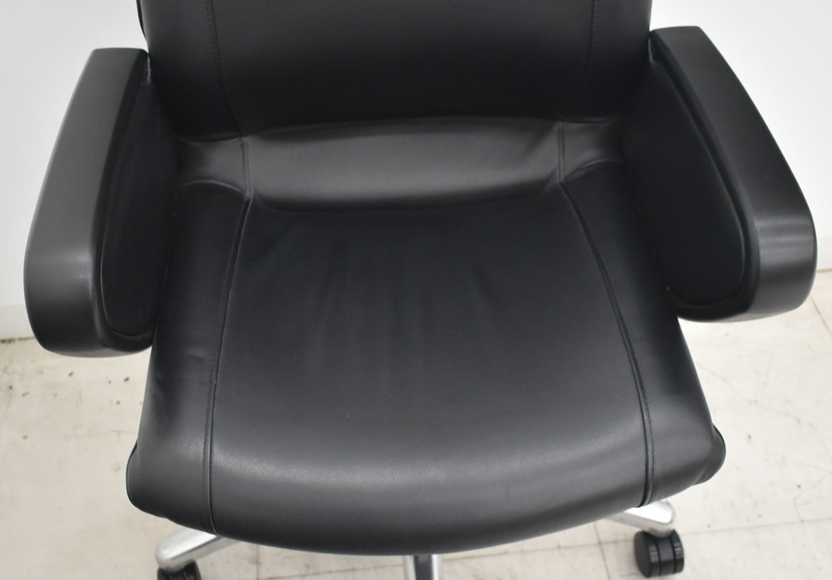 【中古】オカムラ　CEシリーズ　エグゼクティブチェア　ハイバック　パネル肘　ブラック　革張り　2026080404【中古オフィス家具】