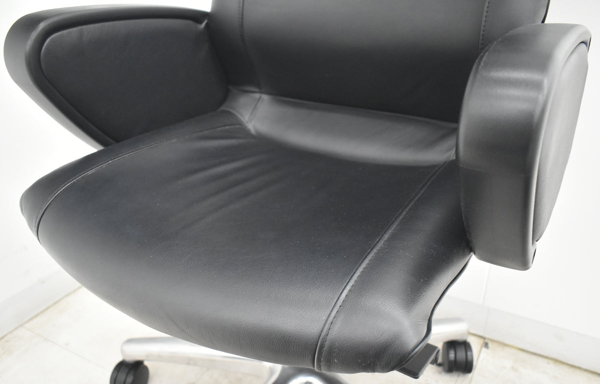 【中古】オカムラ　CEシリーズ　エグゼクティブチェア　ハイバック　パネル肘　ブラック　革張り　2026080404【中古オフィス家具】