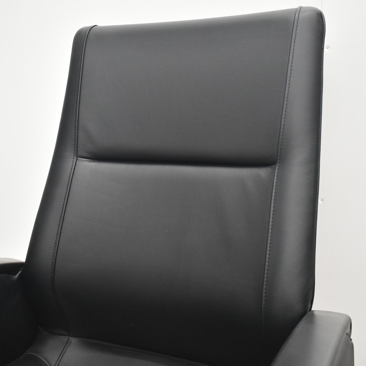 【中古】オカムラ　CEシリーズ　エグゼクティブチェア　ハイバック　パネル肘　ブラック　革張り　2026080404【中古オフィス家具】