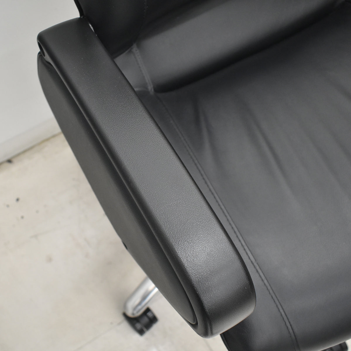 【中古】オカムラ　CEシリーズ　エグゼクティブチェア　ハイバック　パネル肘　ブラック　革張り　2026080404【中古オフィス家具】
