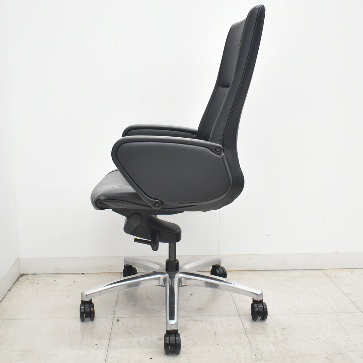 【中古】オカムラ　CEシリーズ　エグゼクティブチェア　ハイバック　パネル肘　ブラック　革張り　2026080404【中古オフィス家具】