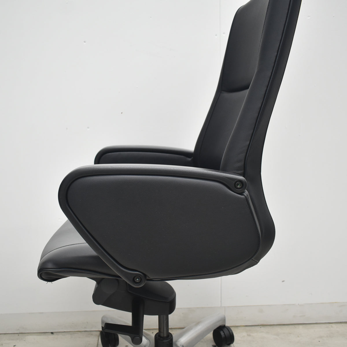 【中古】オカムラ　CEシリーズ　エグゼクティブチェア　ハイバック　パネル肘　ブラック　革張り　2026080404【中古オフィス家具】