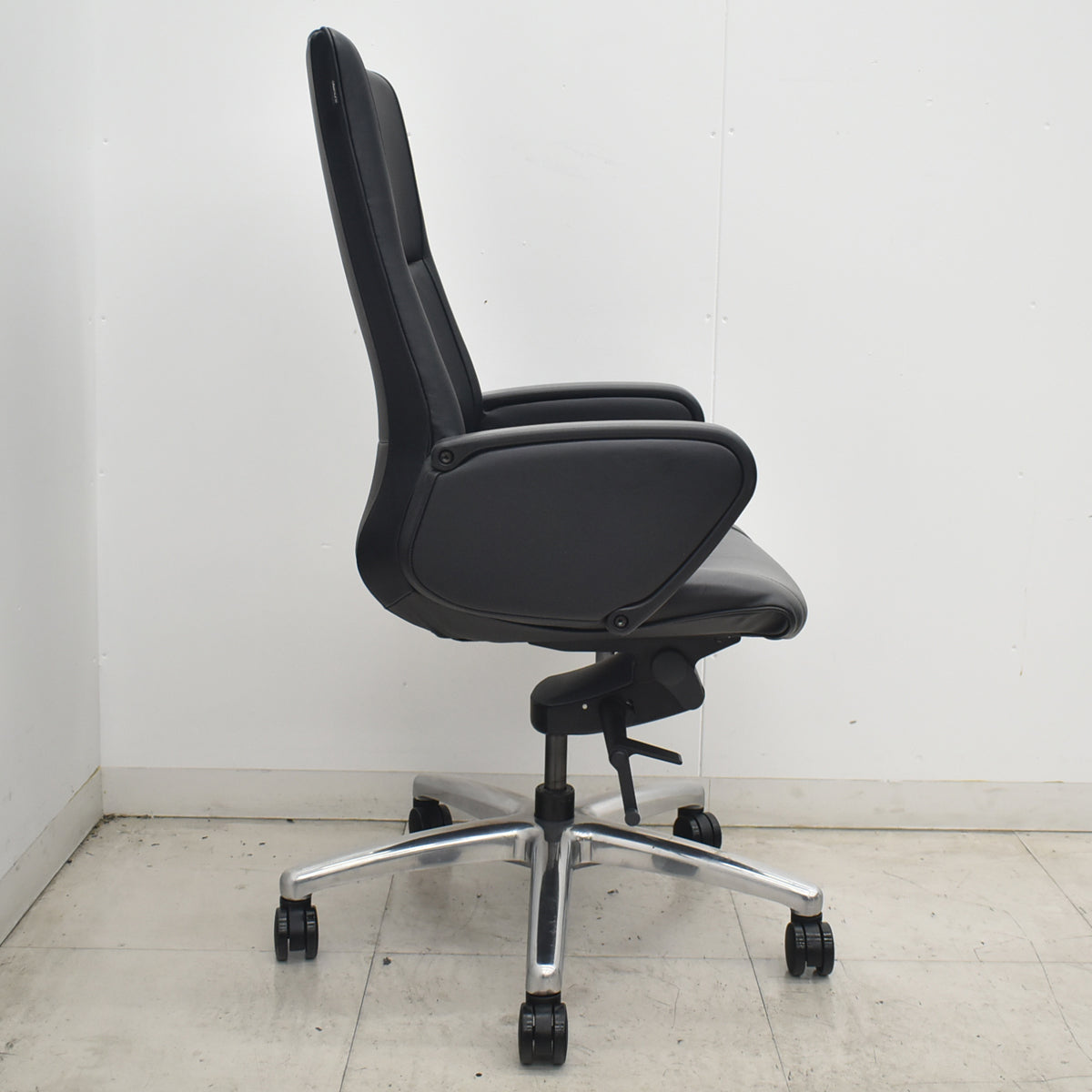 【中古】オカムラ　CEシリーズ　エグゼクティブチェア　ハイバック　パネル肘　ブラック　革張り　2026080404【中古オフィス家具】