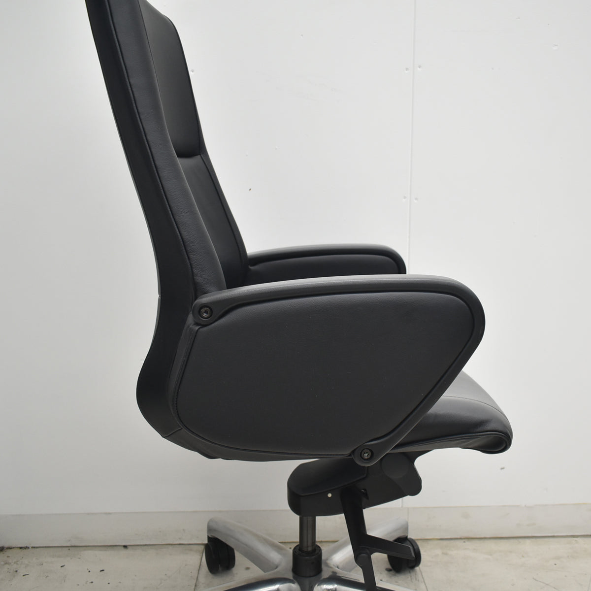 【中古】オカムラ　CEシリーズ　エグゼクティブチェア　ハイバック　パネル肘　ブラック　革張り　2026080404【中古オフィス家具】