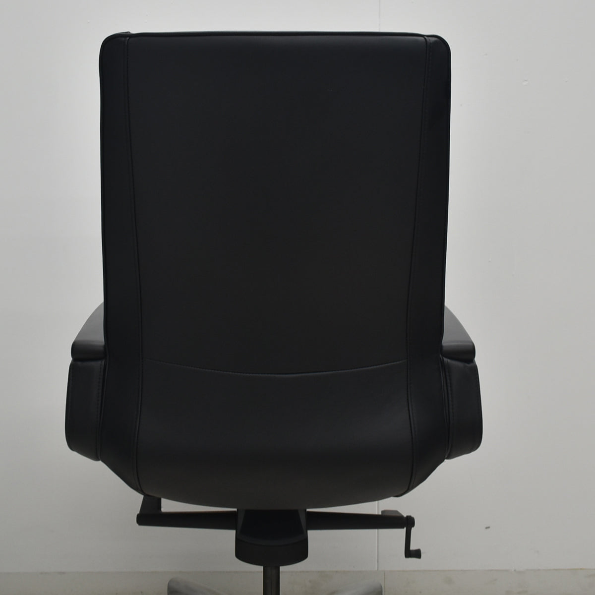 【中古】オカムラ　CEシリーズ　エグゼクティブチェア　ハイバック　パネル肘　ブラック　革張り　2026080404【中古オフィス家具】