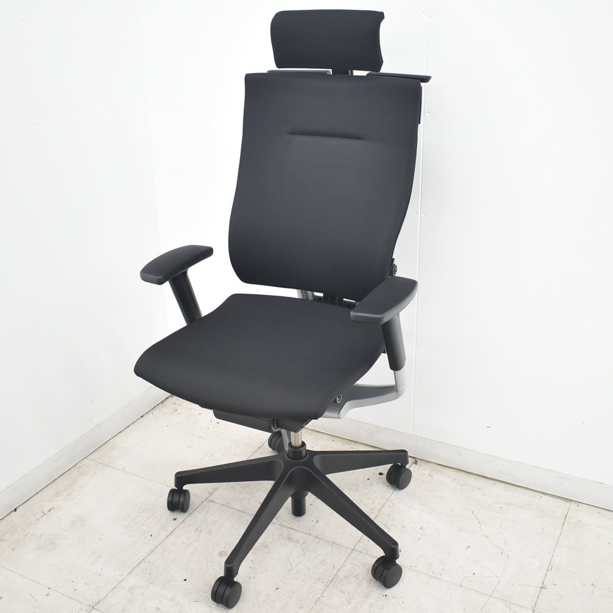 【中古】イトーキ　スピーナ　エクストラハイバック（可動ヘッドレスト）可動肘　アクティブランバーサポート　2023年製　ブラック　2026080405【中古オフィス家具】