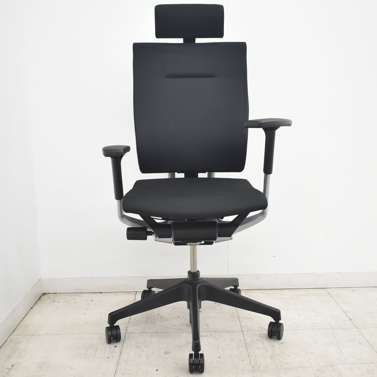 【中古】イトーキ　スピーナ　エクストラハイバック（可動ヘッドレスト）可動肘　アクティブランバーサポート　2023年製　ブラック　2026080405【中古オフィス家具】