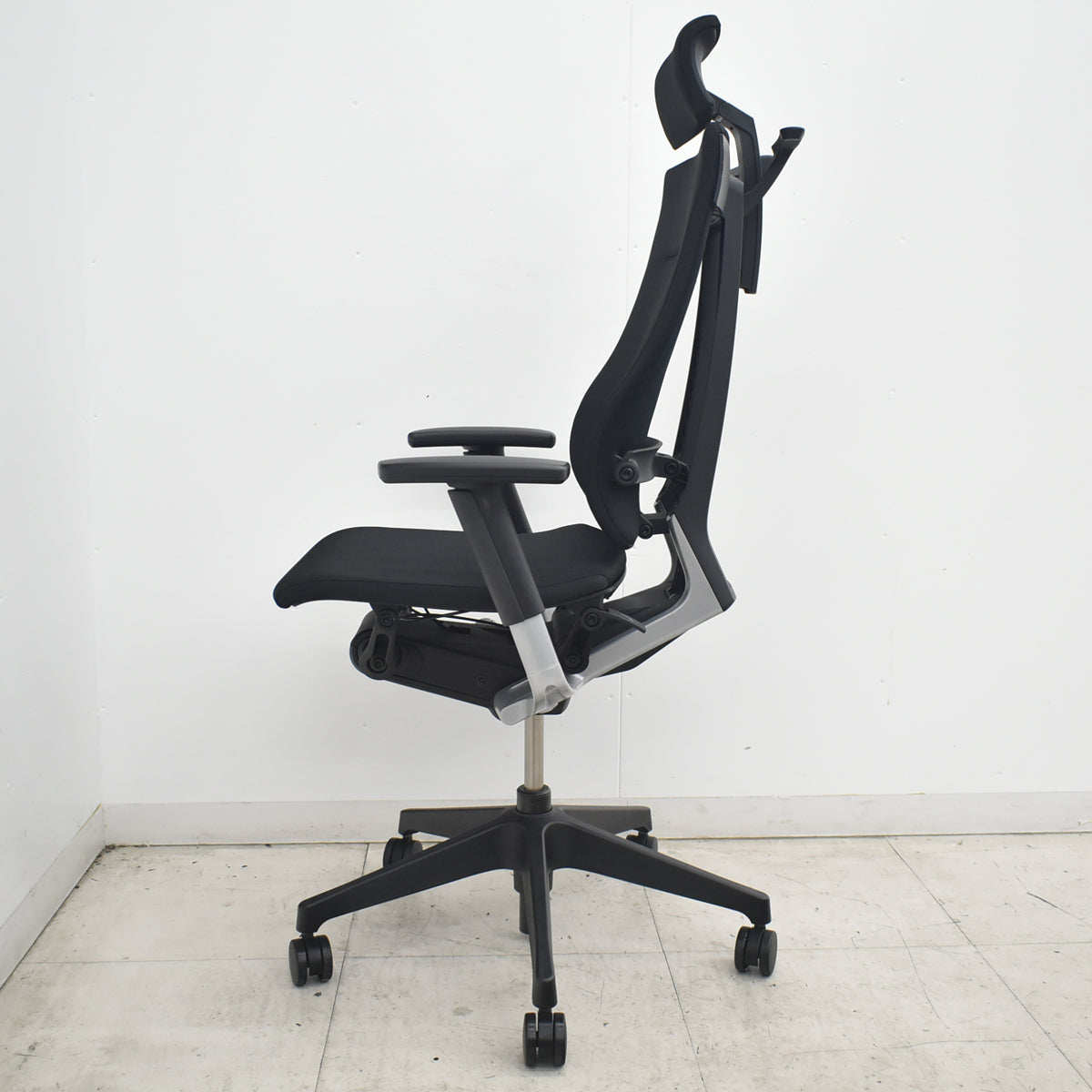 【中古】イトーキ　スピーナ　エクストラハイバック（可動ヘッドレスト）可動肘　アクティブランバーサポート　2023年製　ブラック　2026080405【中古オフィス家具】