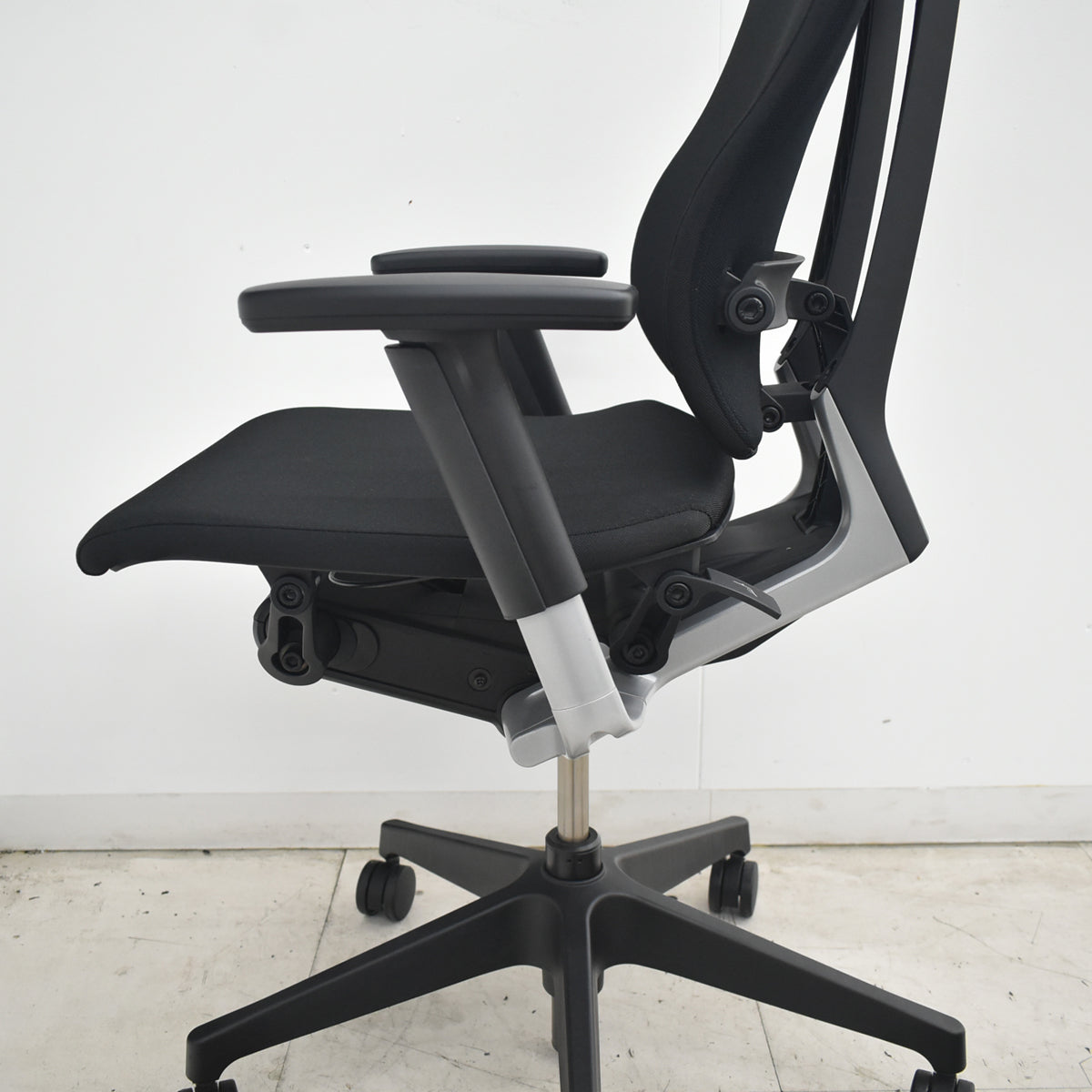 【中古】イトーキ　スピーナ　エクストラハイバック（可動ヘッドレスト）可動肘　アクティブランバーサポート　2023年製　ブラック　2026080405【中古オフィス家具】
