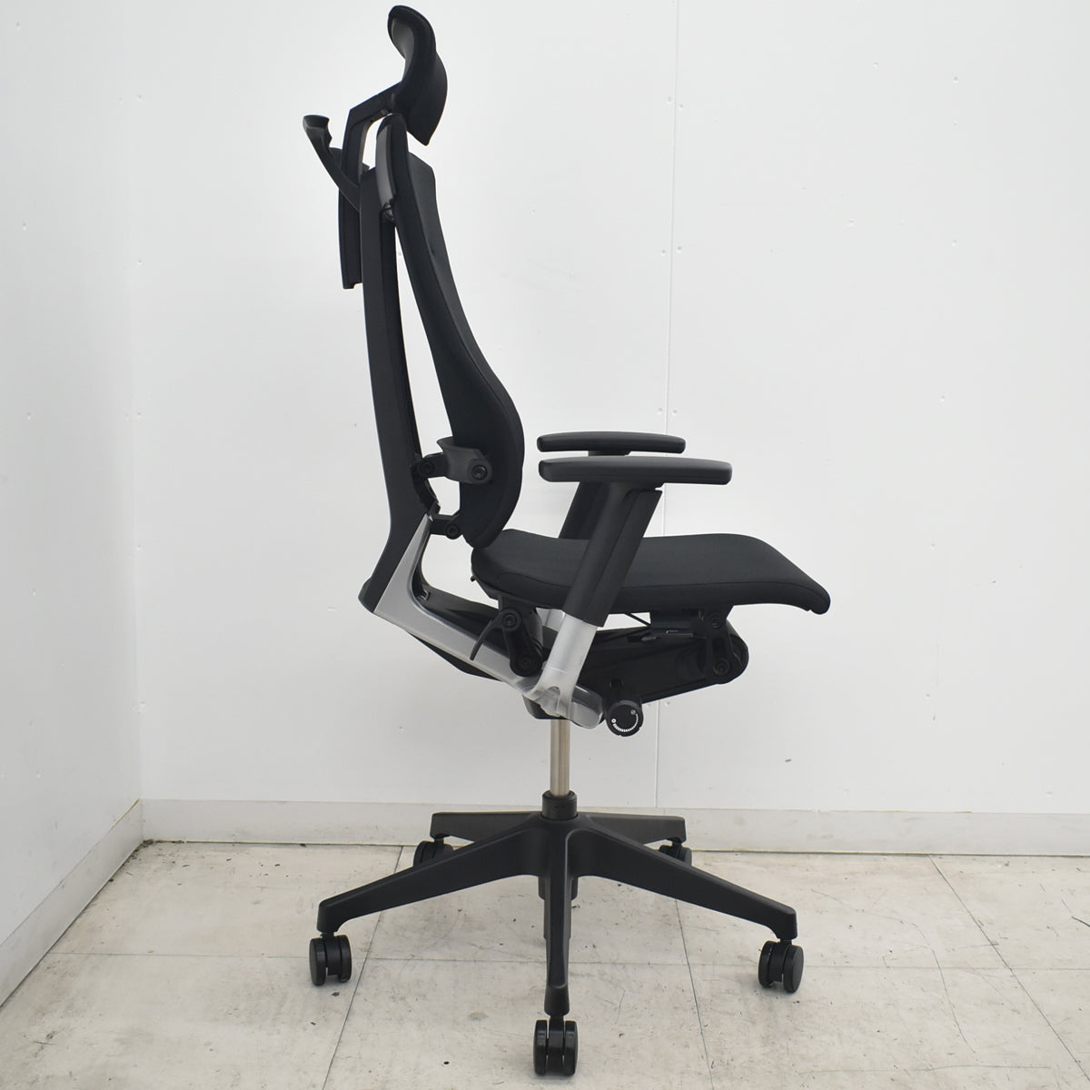 【中古】イトーキ　スピーナ　エクストラハイバック（可動ヘッドレスト）可動肘　アクティブランバーサポート　2023年製　ブラック　2026080405【中古オフィス家具】