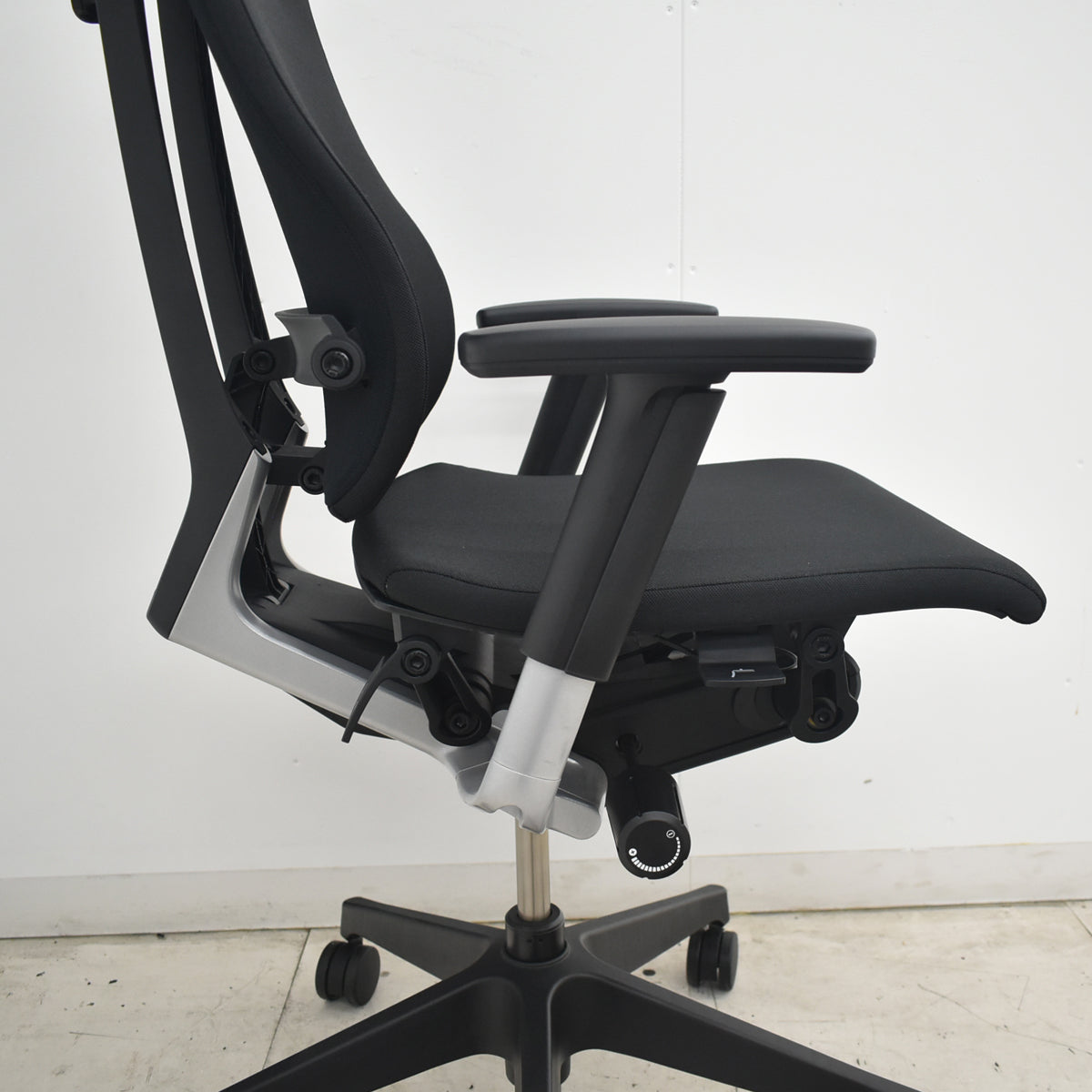 【中古】イトーキ　スピーナ　エクストラハイバック（可動ヘッドレスト）可動肘　アクティブランバーサポート　2023年製　ブラック　2026080405【中古オフィス家具】