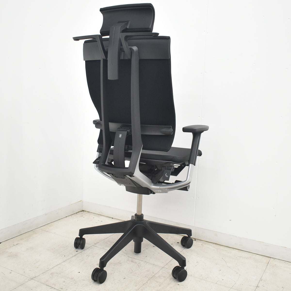 【中古】イトーキ　スピーナ　エクストラハイバック（可動ヘッドレスト）可動肘　アクティブランバーサポート　2023年製　ブラック　2026080405【中古オフィス家具】