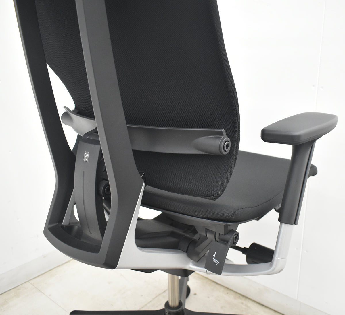 【中古】イトーキ　スピーナ　エクストラハイバック（可動ヘッドレスト）可動肘　アクティブランバーサポート　2023年製　ブラック　2026080405【中古オフィス家具】