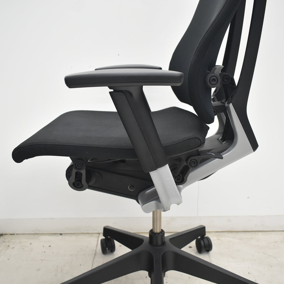 【中古】イトーキ　スピーナ　エクストラハイバック（可動ヘッドレスト）可動肘　アクティブランバーサポート　ハンガー　ブラック　2026080406【中古オフィス家具】