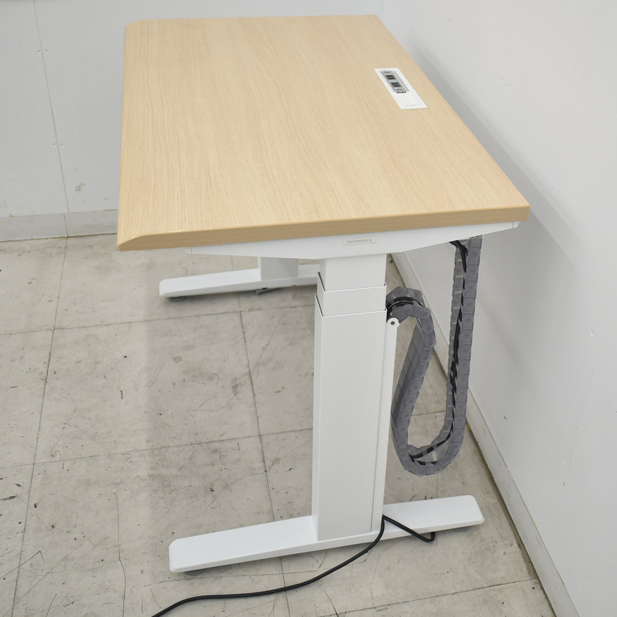 【中古】オカムラ　スイフト　電動昇降デスク　スムースフォルムエッジ　コントロールレバータイプ　コンセントユニット付　幅950　2026080505【中古オフィス家具】