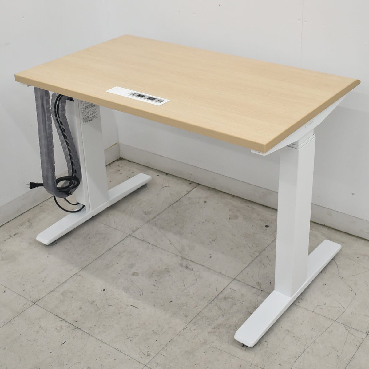 【中古】オカムラ　スイフト　電動昇降デスク　スムースフォルムエッジ　コントロールレバータイプ　コンセントユニット付　幅950　2026080505【中古オフィス家具】