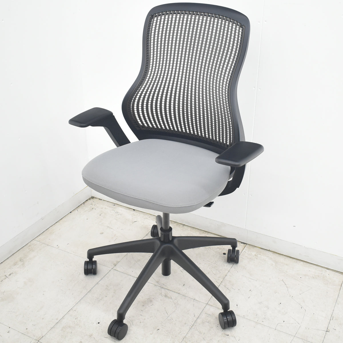 【中古】Knoll　リジェネレーション　可動肘（ハイパフォーマンス肘）ダイナミックサスペンション　グレー　2026080702【中古オフィス家具】