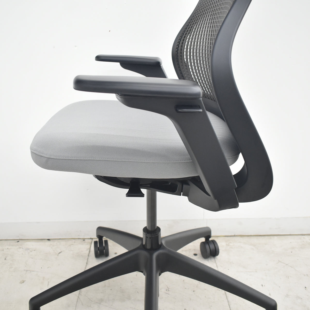 【中古】Knoll　リジェネレーション　可動肘（ハイパフォーマンス肘）ダイナミックサスペンション　グレー　2026080702【中古オフィス家具】