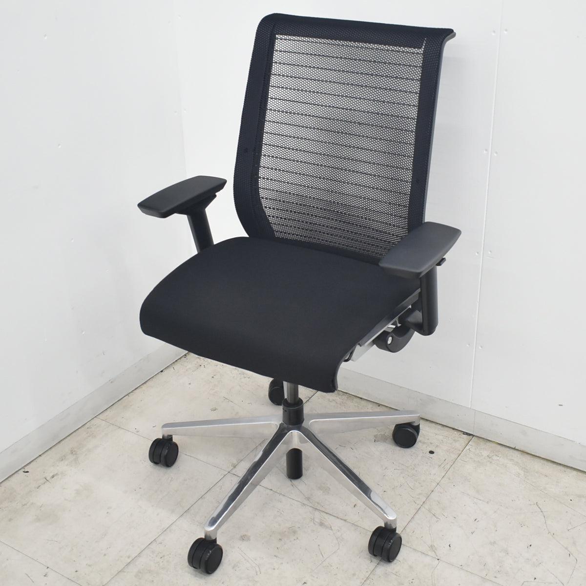 【中古】スチールケース　シンク　可動肘　ポリッシュ　ブラック　2026080703【中古オフィス家具】