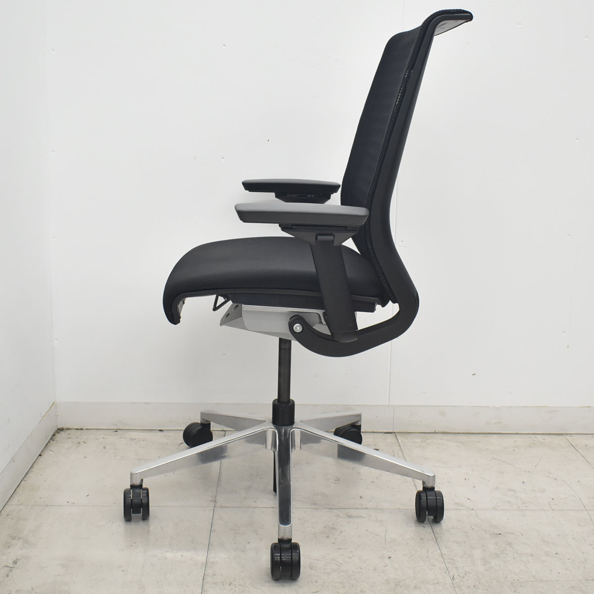 【中古】スチールケース　シンク　可動肘　ポリッシュ　ブラック　2026080703【中古オフィス家具】