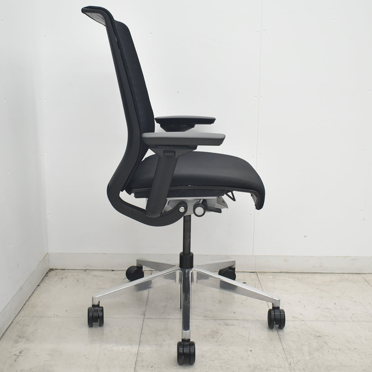 【中古】スチールケース　シンク　可動肘　ポリッシュ　ブラック　2026080703【中古オフィス家具】