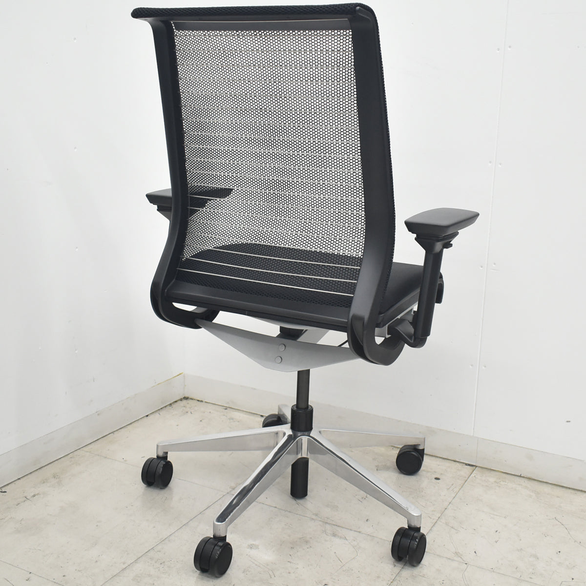 【中古】スチールケース　シンク　可動肘　ポリッシュ　ブラック　2026080703【中古オフィス家具】