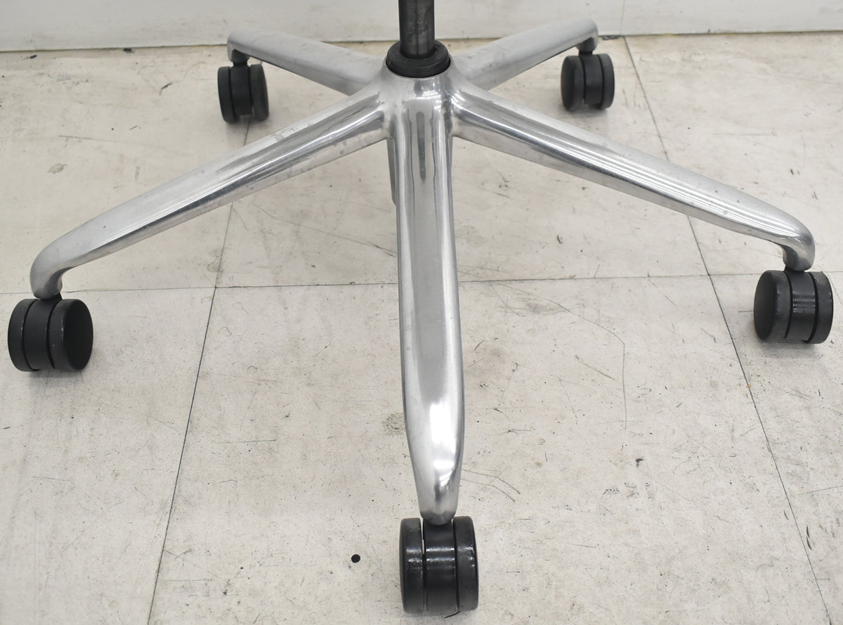 【中古】[難有]ハーマンミラー　セイルチェア　可動肘　前傾機能　ポリッシュ　ライトグレー　2026080704【中古オフィス家具】