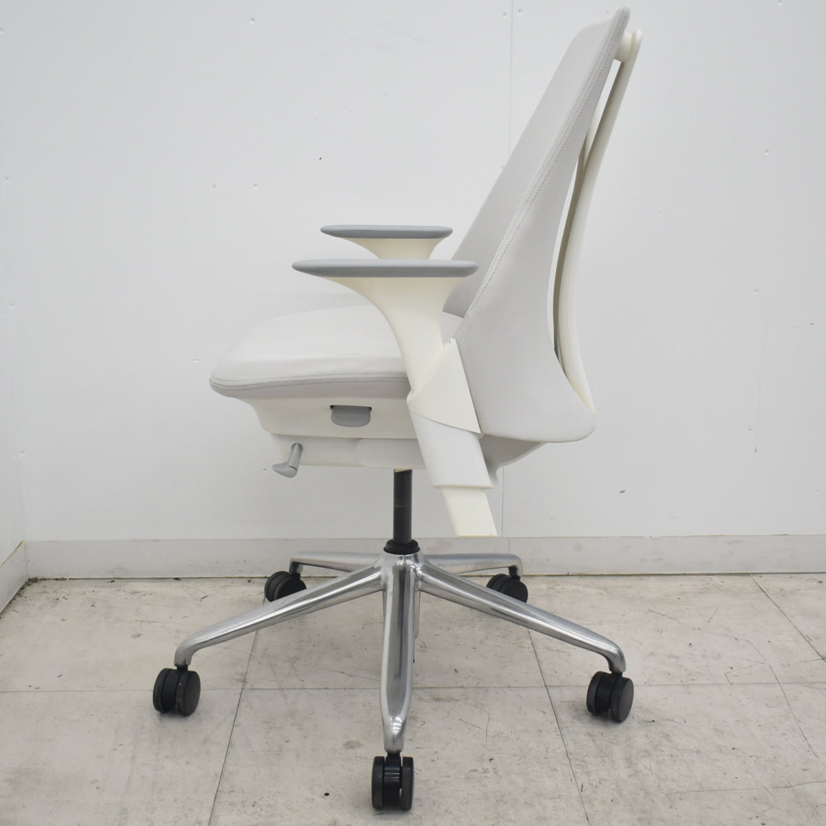 【中古】[難有]ハーマンミラー　セイルチェア　可動肘　前傾機能　ポリッシュ　ライトグレー　2026080705【中古オフィス家具】