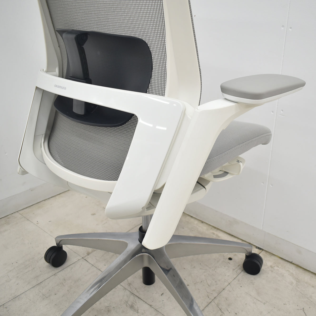 【中古】オカムラ　フィノラ　ハイバック　４Ｄ可動肘　ランバーサポート　ホワイトフレーム　ポリッシュ　2021年製　ライトグレー　2026081001【中古オフィス家具】