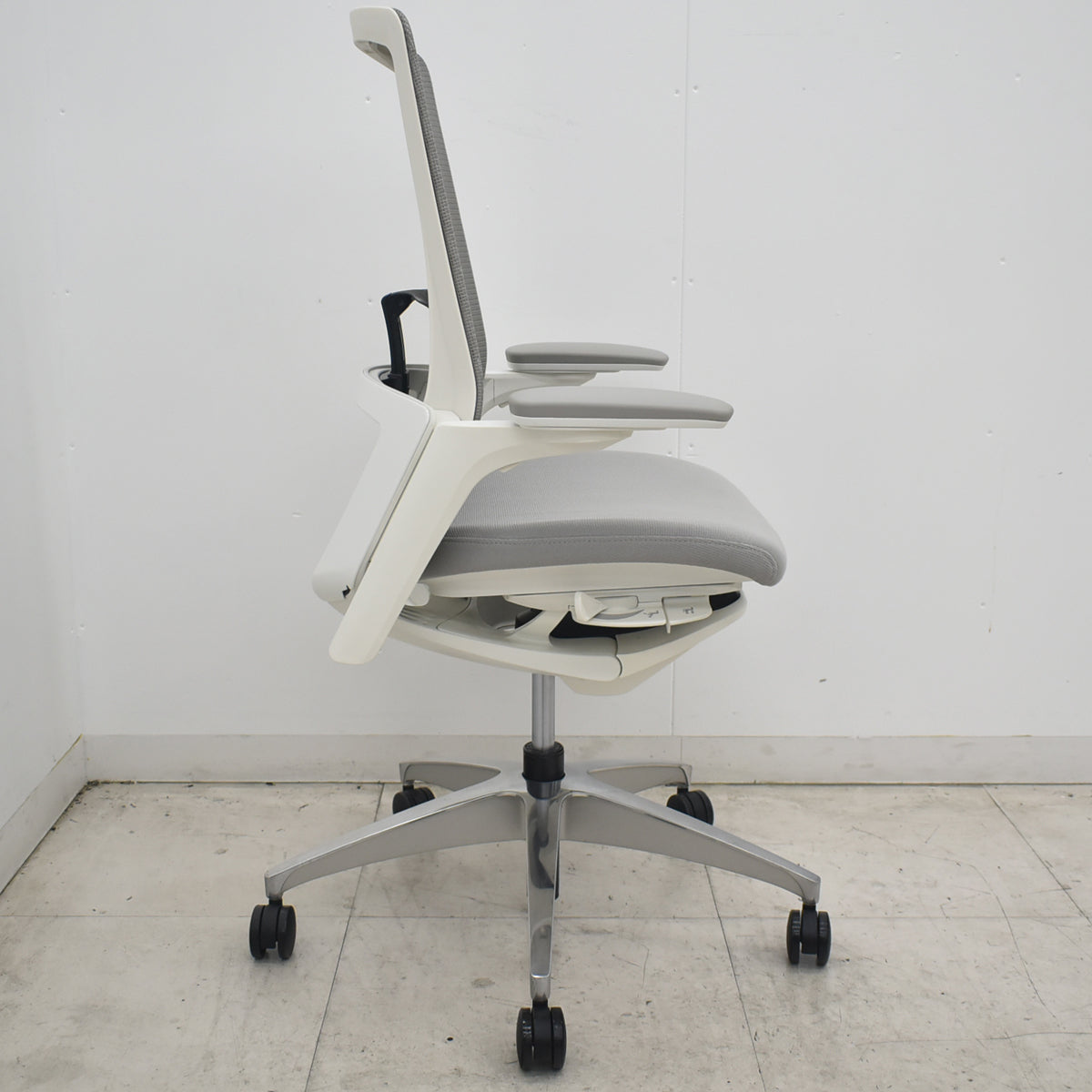 【中古】オカムラ　フィノラ　ハイバック　４Ｄ可動肘　ランバーサポート　ホワイトフレーム　ポリッシュ　2021年製　ライトグレー　2026081003【中古オフィス家具】
