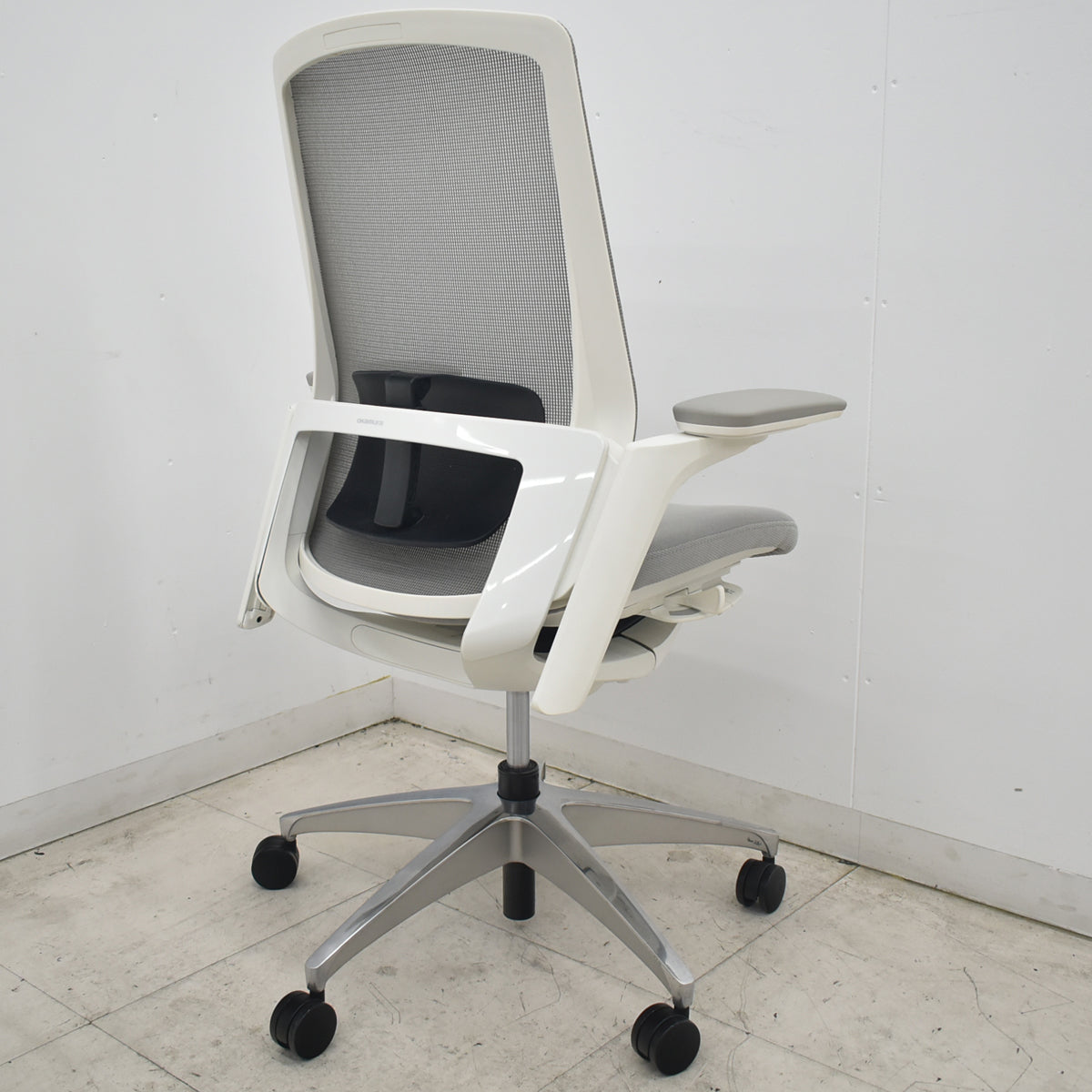 【中古】オカムラ　フィノラ　ハイバック　４Ｄ可動肘　ランバーサポート　ホワイトフレーム　ポリッシュ　2021年製　ライトグレー　2026081005【中古オフィス家具】