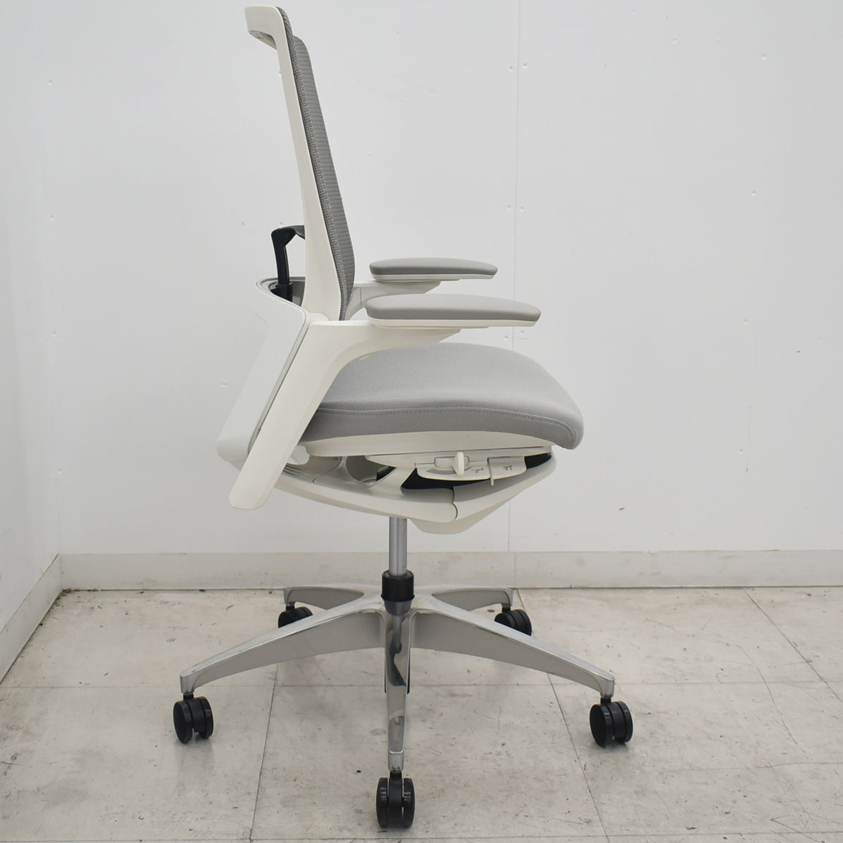 【中古】オカムラ　フィノラ　ハイバック　４Ｄ可動肘　ランバーサポート　ホワイトフレーム　ポリッシュ　2021年製　ライトグレー　2026081006【中古オフィス家具】