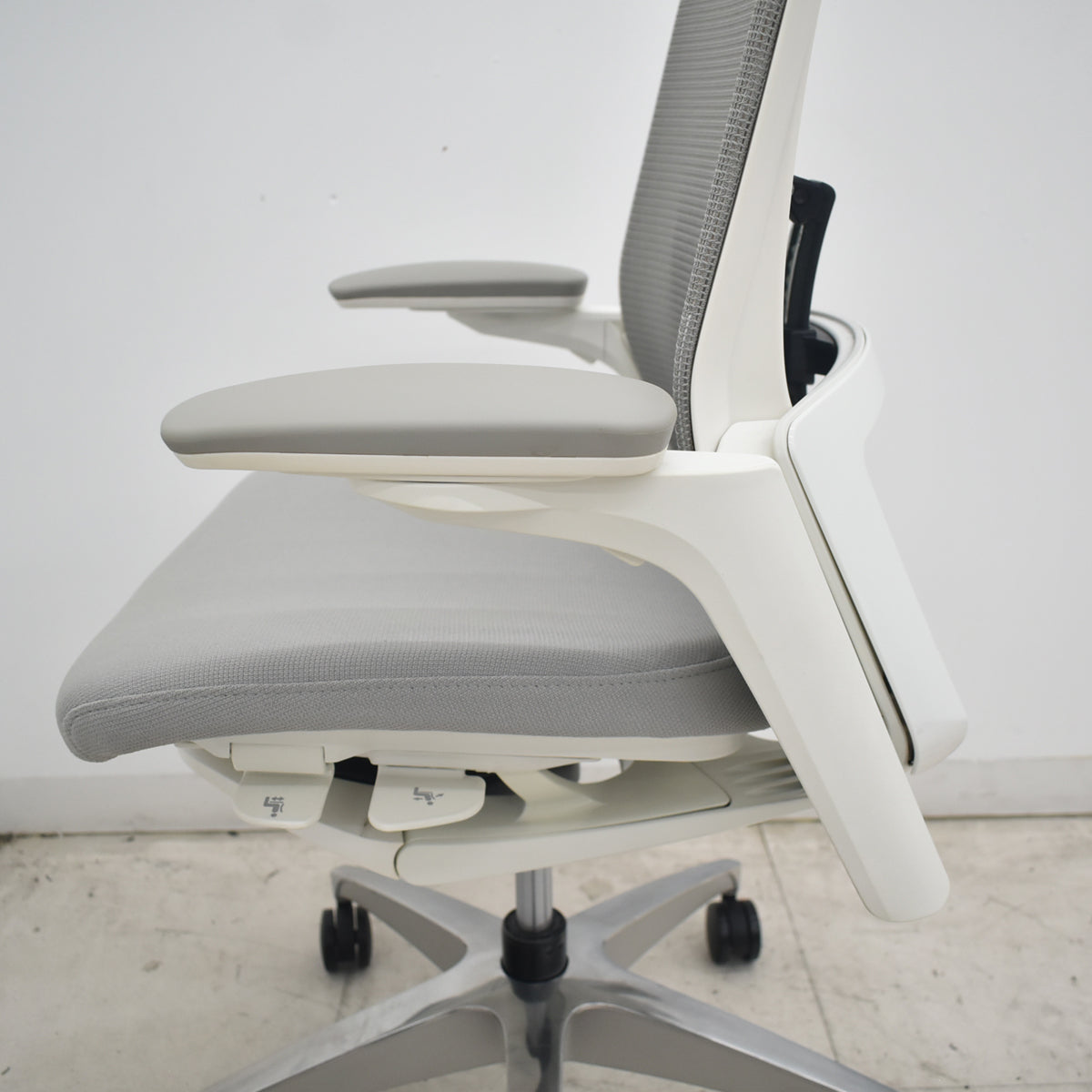 【中古】オカムラ　フィノラ　ハイバック　４Ｄ可動肘　ランバーサポート　ホワイトフレーム　ポリッシュ　2021年製　ライトグレー　2026081007【中古オフィス家具】
