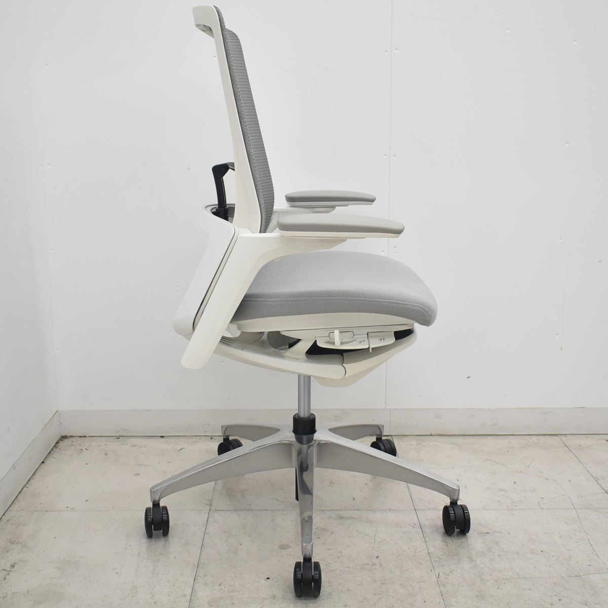 【中古】オカムラ　フィノラ　ハイバック　４Ｄ可動肘　ランバーサポート　ホワイトフレーム　ポリッシュ　2021年製　ライトグレー　2026081009【中古オフィス家具】