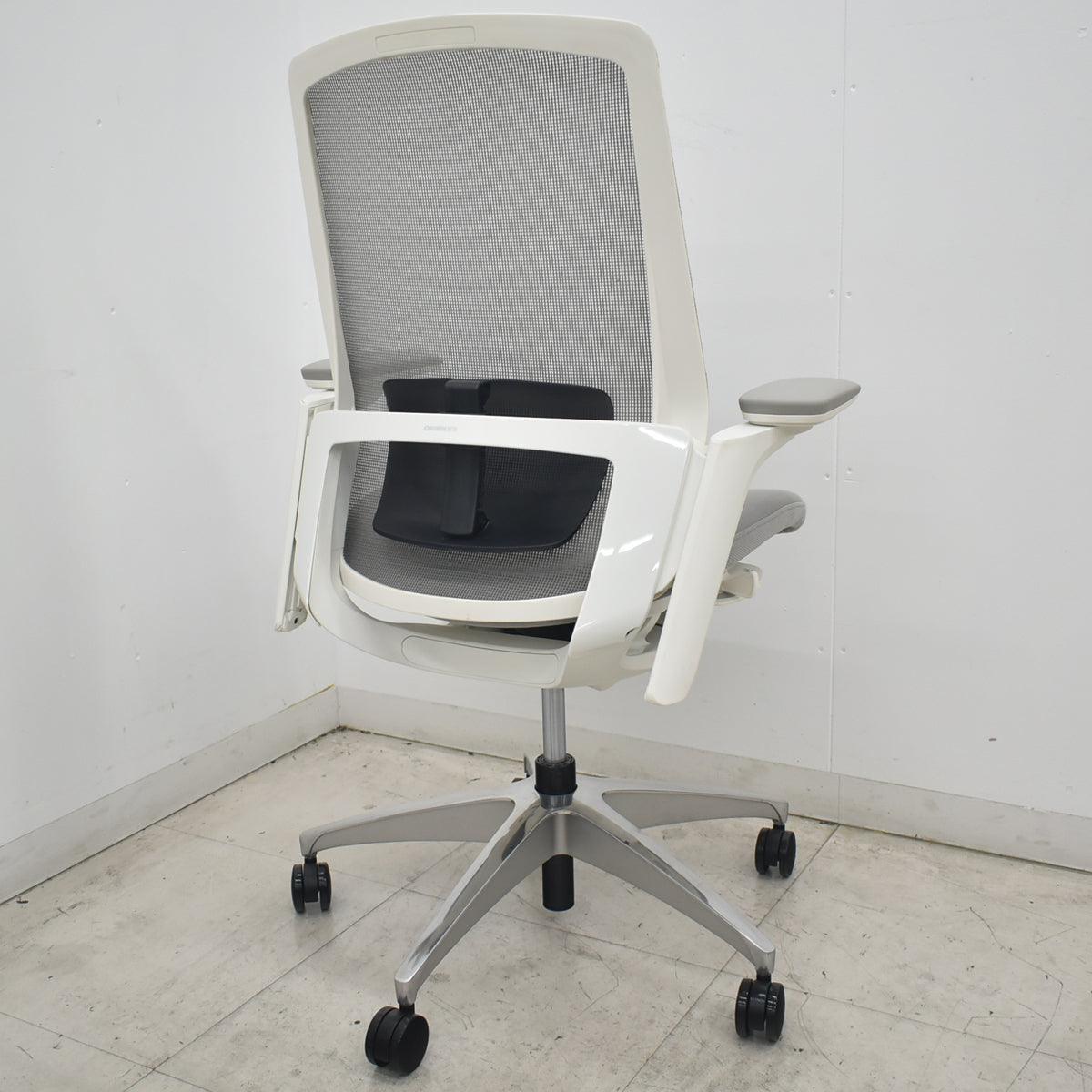 【中古】オカムラ　フィノラ　ハイバック　４Ｄ可動肘　ランバーサポート　ホワイトフレーム　ポリッシュ　2021年製　ライトグレー　2026081012【中古オフィス家具】