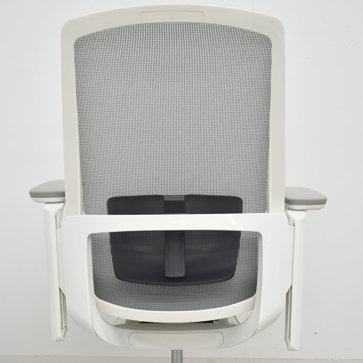 【中古】オカムラ　フィノラ　ハイバック　４Ｄ可動肘　ランバーサポート　ホワイトフレーム　ポリッシュ　2021年製　ライトグレー　2026081012【中古オフィス家具】