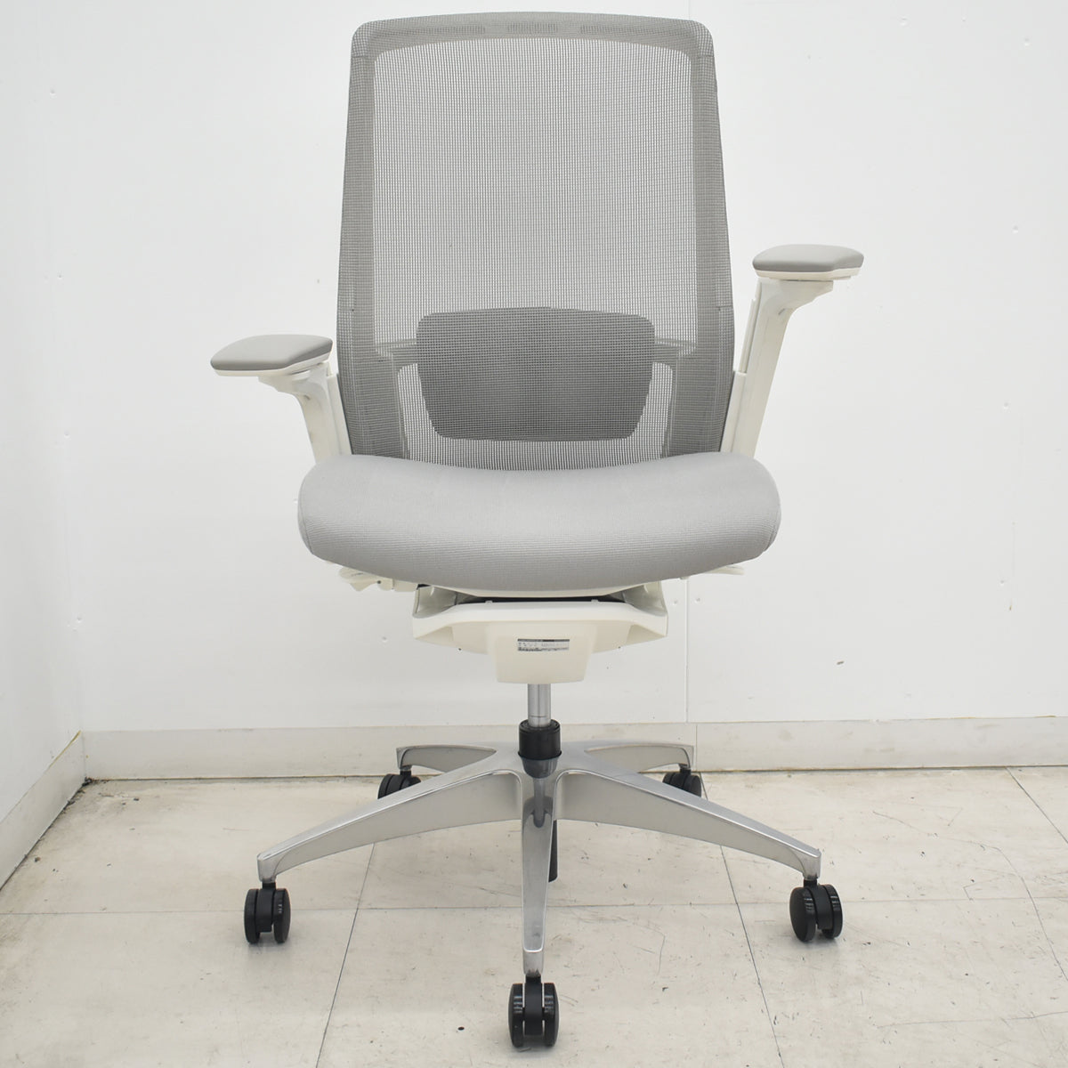 【中古】オカムラ　フィノラ　ハイバック　４Ｄ可動肘　ランバーサポート　ホワイトフレーム　ポリッシュ　2021年製　ライトグレー　2026081701【中古オフィス家具】