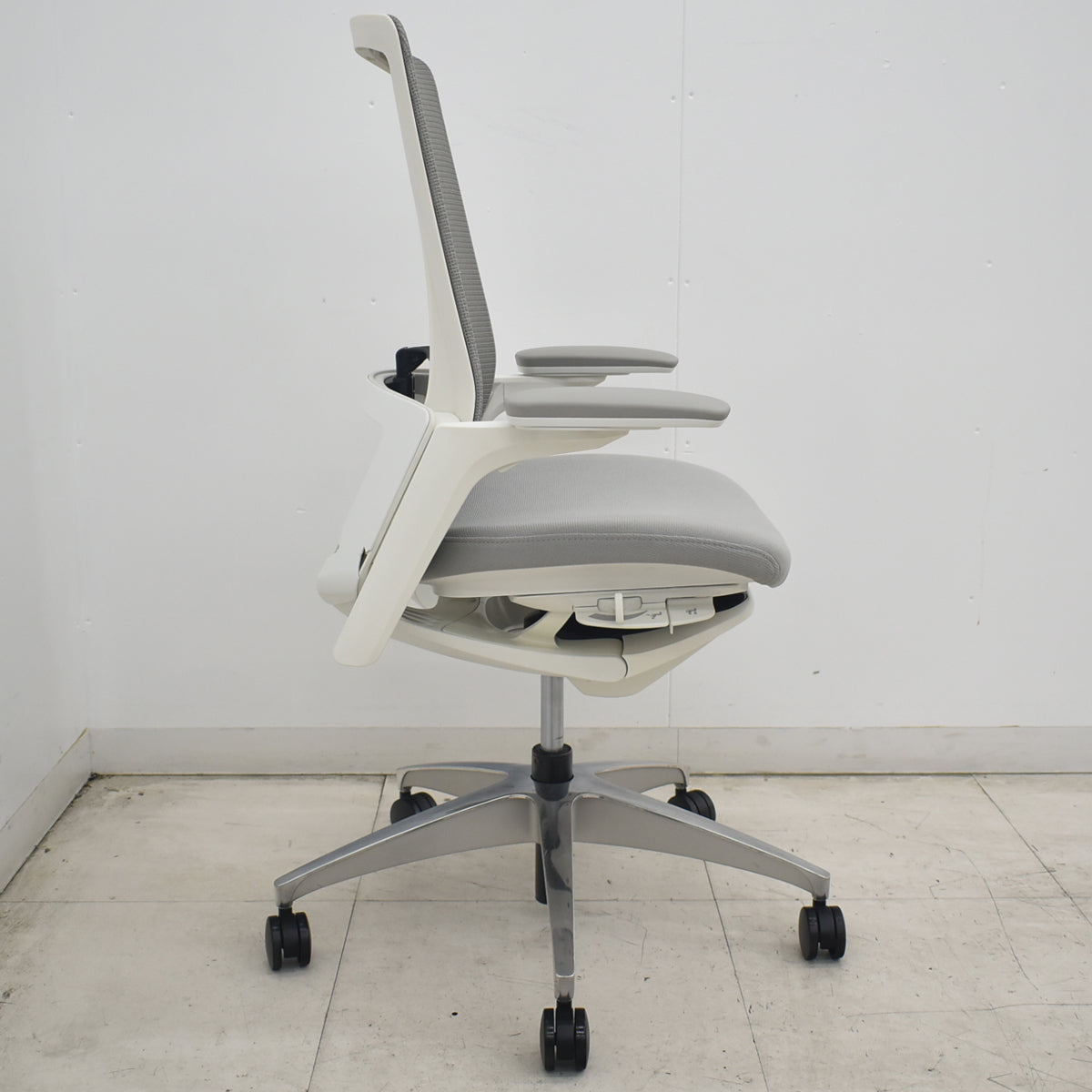 【中古】オカムラ　フィノラ　ハイバック　４Ｄ可動肘　ランバーサポート　ホワイトフレーム　ポリッシュ　2021年製　ライトグレー　2026081702【中古オフィス家具】