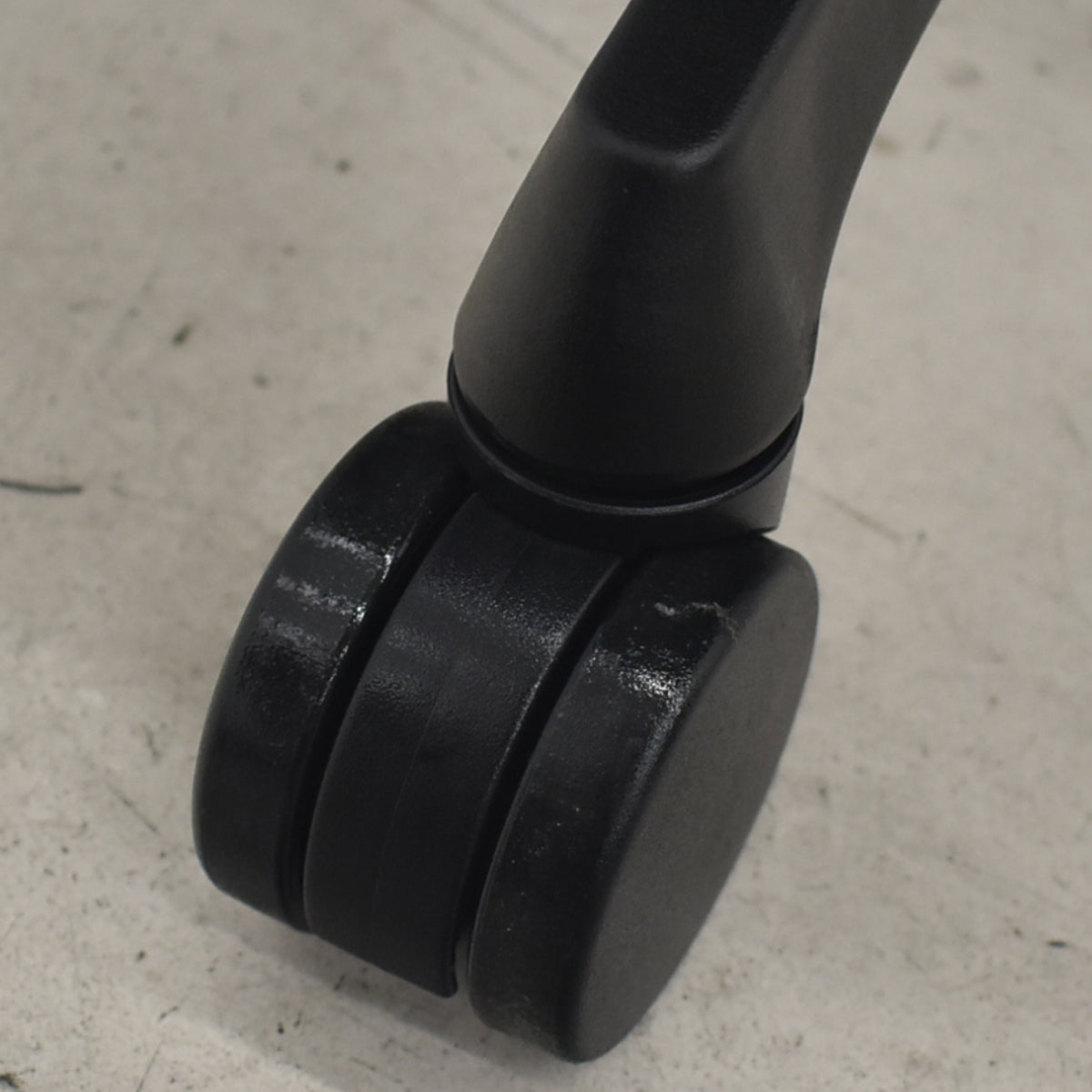 【中古】くろがね工作所　トライフィット　ハイバック　可動肘　ハンガー　ブラック　2026081706【中古オフィス家具】