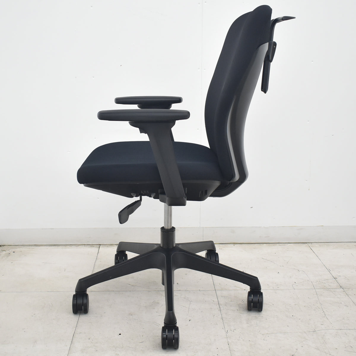 【中古】くろがね工作所　トライフィット　ハイバック　可動肘　ハンガー　ブラック　2026081706【中古オフィス家具】