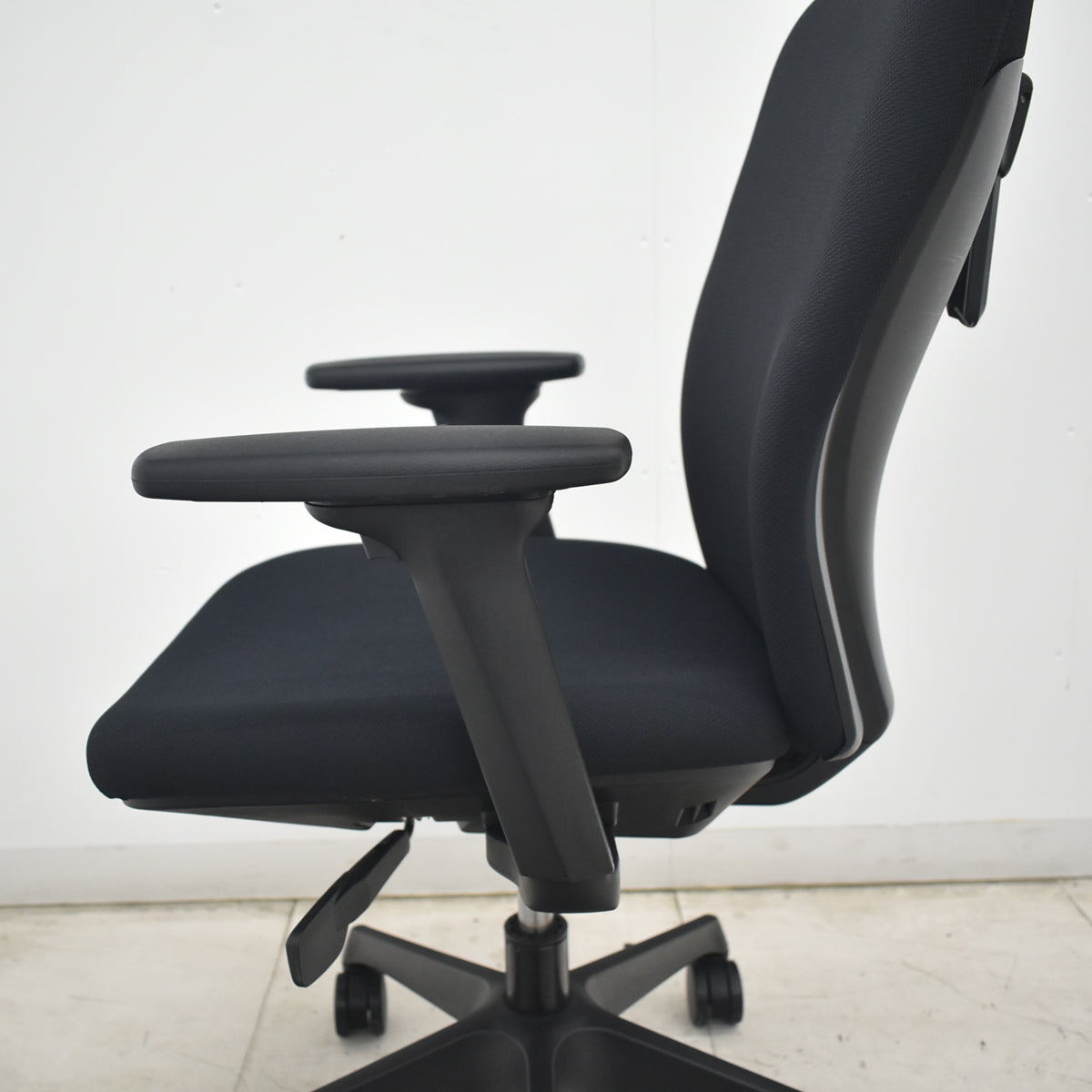 【中古】くろがね工作所　トライフィット　ハイバック　可動肘　ハンガー　ブラック　2026081706【中古オフィス家具】
