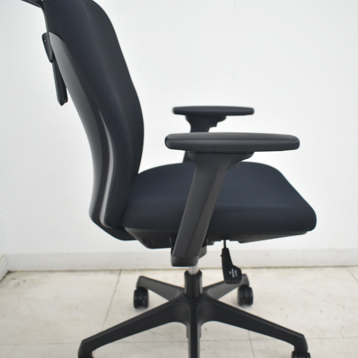 【中古】くろがね工作所　トライフィット　ハイバック　可動肘　ハンガー　ブラック　2026081706【中古オフィス家具】