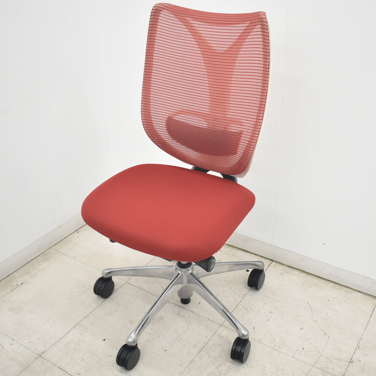 【中古】オカムラ　サブリナ　ランバーサポート　前傾機能付　ポリッシュ　肘なし　レッド　2026081801【中古オフィス家具】