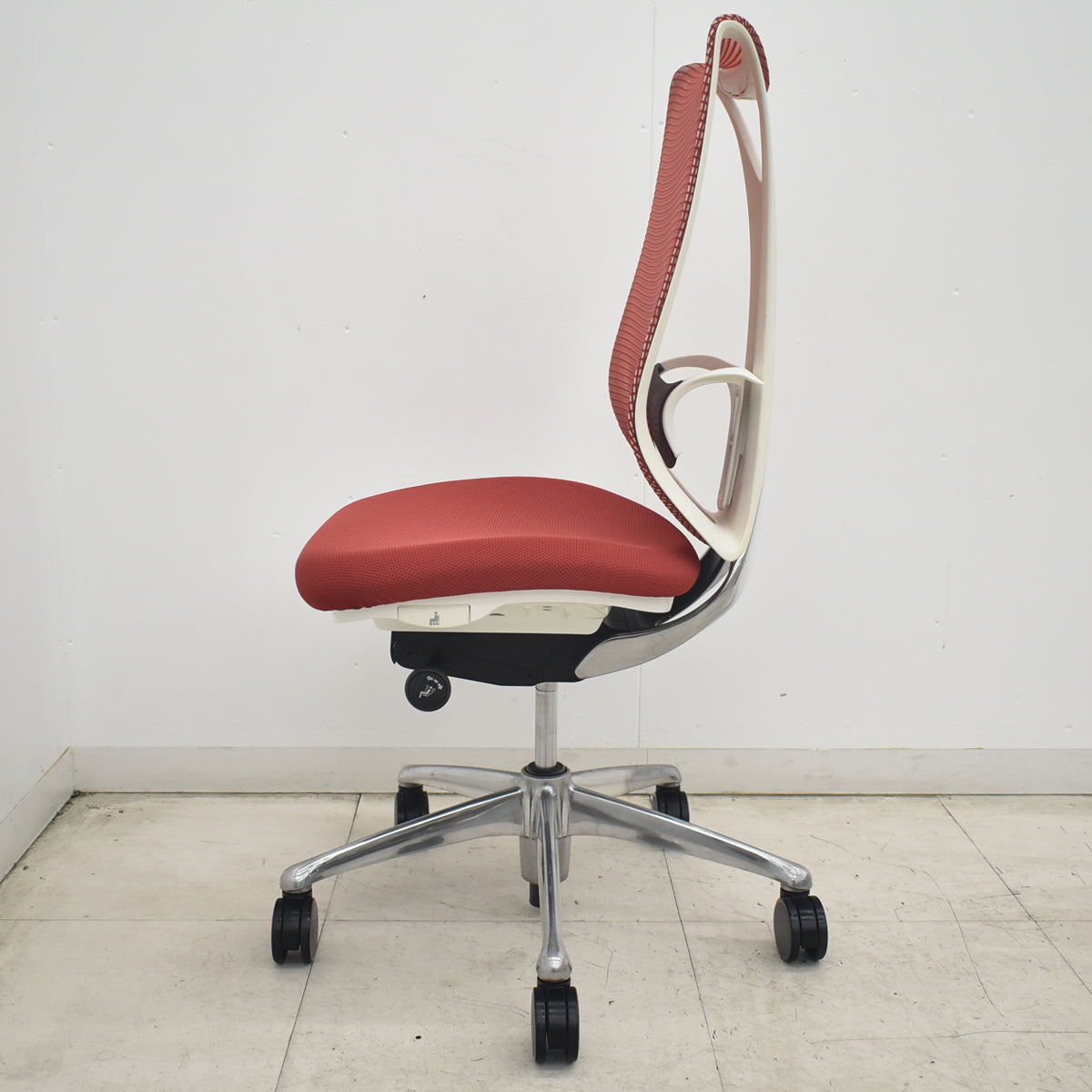 【中古】オカムラ　サブリナ　ランバーサポート　前傾機能付　ポリッシュ　肘なし　レッド　2026081801【中古オフィス家具】