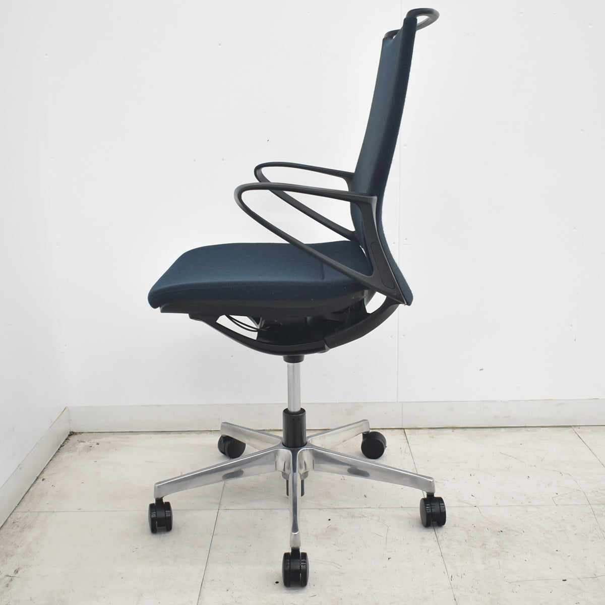 【中古】オカムラ　モードチェア　ミドルバック　固定肘　ポリッシュ　ブラック（ヘリンボーン）　2026081802【中古オフィス家具】