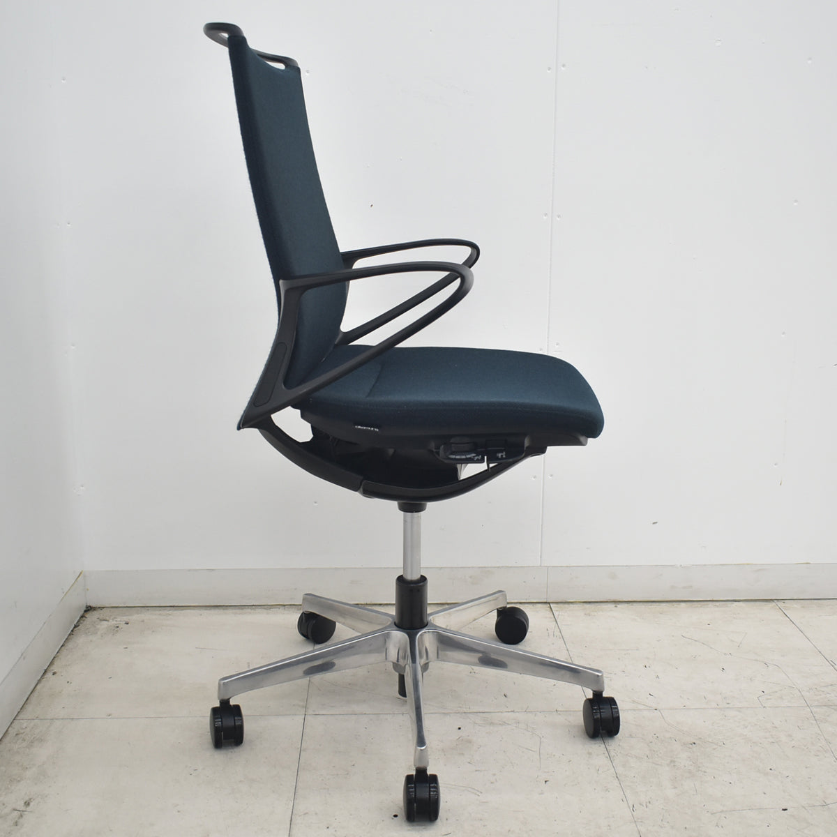 【中古】オカムラ　モードチェア　ミドルバック　固定肘　ポリッシュ　ブラック（ヘリンボーン）　2026081802【中古オフィス家具】