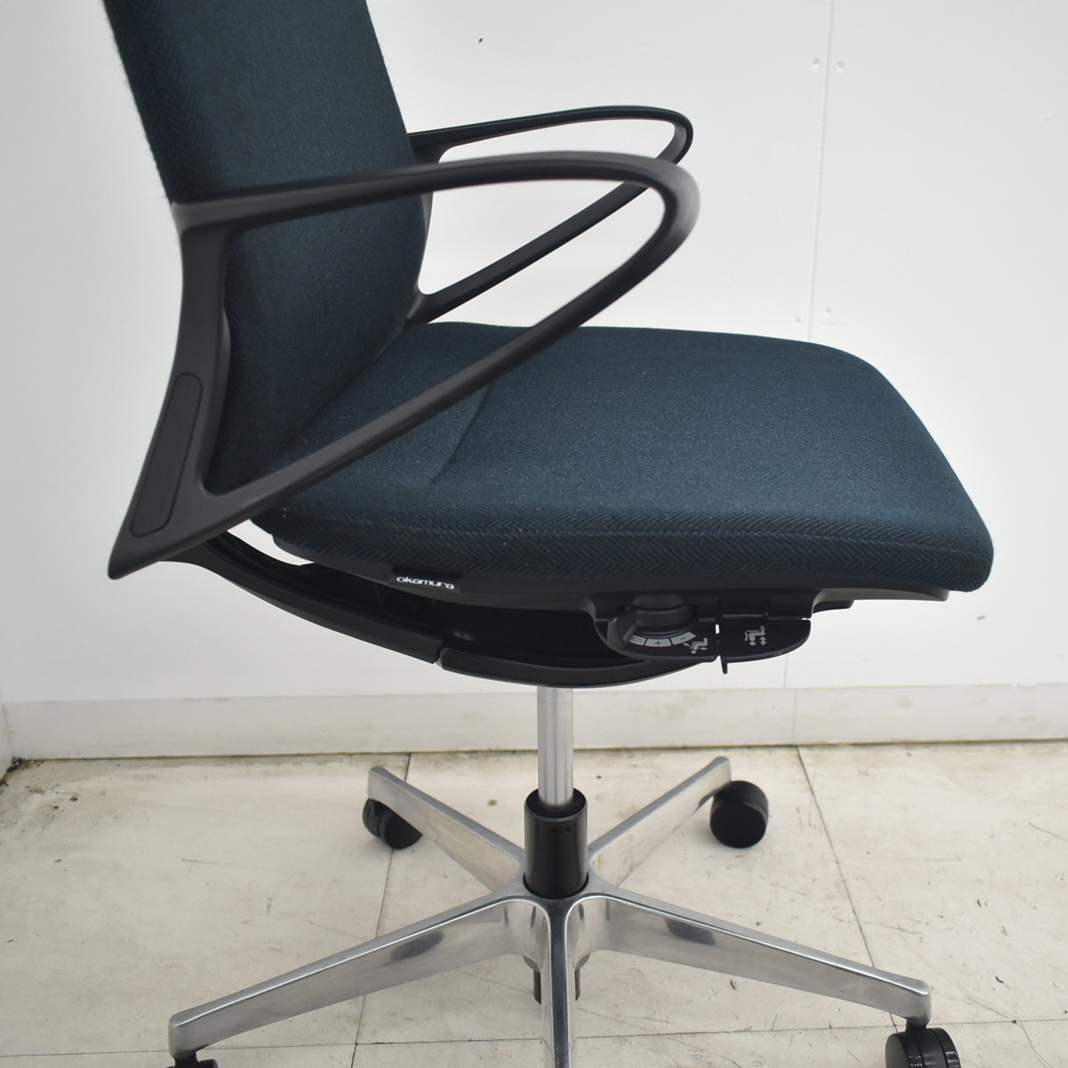 【中古】オカムラ　モードチェア　ミドルバック　固定肘　ポリッシュ　ブラック（ヘリンボーン）　2026081802【中古オフィス家具】